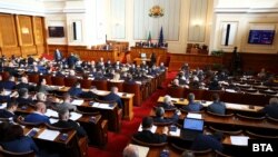 Депутатите одобриха предложение на ГЕРБ, с което Министерския съвет няма да може да използва средствата от. нар. Сребърен фонд, който гарантира устойчивостта на държавната пенсионна система, както и пари от програми и проекти на ЕС. 