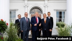 Orbán Balázs, a miniszterelnök politikai igazgatója, Németh Zsolt országgyűlési képviselő, Donald Trump volt amerikai elnök, Orbán Viktor miniszterelnök és Szijjártó Péter a korábbi amerikai elnök New Jersey állambeli bedminsteri birtokán 2022. augusztus 2-án