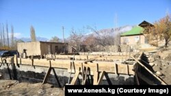 Токтоп турган курулуштар. Ак-Сай айылы, Баткен облусу. Ноябрь, 2022-жыл.