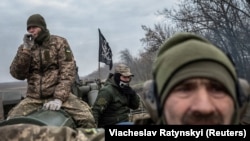 Militarii ucraineni pe un tun autopropulsat 2S7 Pion, în apropierea unei linii de front din regiunea Herson, Ucraina, 9 noiembrie 2022