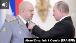 Președintele rus Vladimir Putin (dreapta) îl decorează pe comandantul trupelor ruse din Siria, generalul-colonel Serghei Surovikin, Kremlin, Moscova, 28 decembrie 2017