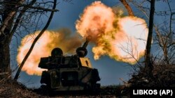 Obuzier ucrainean autopropulsat trage o salvă în apropiere de Bahmut, regiunea Donețk din estul Ucrainei, 9 noiembrie 2022.