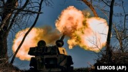 Samohodno artiljerijsko vozilo puca u blizini Bakhmuta, Donjecka oblast, Ukrajina, srijeda, 9. novembra 2022.