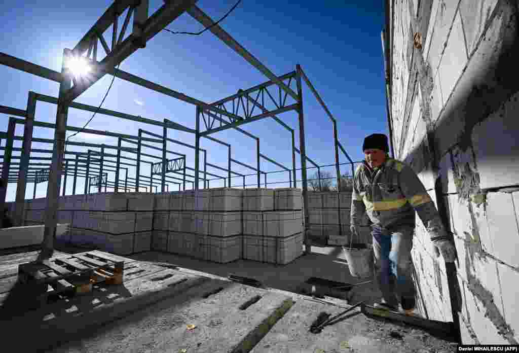 Criza a forțat închiderea unei fabrici producătoare de materiale de construcții pentru prima dată din 1992. Lucrătorii au primit sarcina să construiască o nouă hală pentru a-și putea&nbsp;păstra locurile de muncă. Imagini din satul Chetrosu, 1 noiembrie 2022. &nbsp;