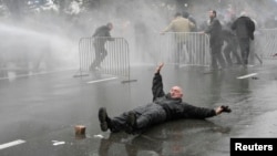 2007 წლის 7 ნოემბრის აქციის დაშლისას, ოპოზიციის მხარდამჭერი პოლიციის წყლის ჭავლმა რუსთაველის გამზირზე დაანარცხა.