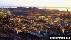 Вид на нефтеперерабатывающий завод в Туркменбаши.