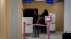 Sandu Bălan, părăsind ţara, la Aeroportul din Chișinău