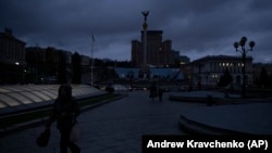 Sétálók az alkonyi Majdanon, Kijevben. Gyakoriak a guruló áramszünetek most Ukrajnában, a tél előtt próbálják kijavítani a sérült áramvezetékeket. 2022. október 31. 
