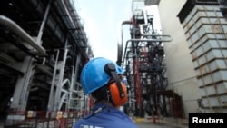 Radnik u Rafineriji nafte kompanije INA u Rijeci, januar 2014. godine