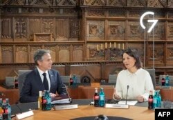 Міністр закордонних справ Німеччини Анналена Бербок (праворуч) і державний секретар США Ентоні Блінкен беруть участь у першій робочій сесії зустрічі міністрів закордонних справ G7 у мерії Мюнстера, західна Німеччина, 3 листопада 2022 року.