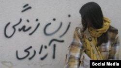 کامبیز نوروزی گفته که در مسئله حجاب نیز «رفتارهای خلاف قانون و خلاف آزادی‌های مشروع زنان» انجام می‌شود