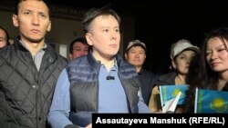 Лидер незарегистрированной Демпартии Жанболат Мамай (в центре) дает комментарии СМИ сразу после своего выхода из алматинского следственного изолятора. 2 ноября 2022 года