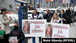 Porodica Džene Gadžun ispred Vlade Kantona Sarajevo, 14. novembar 2022.