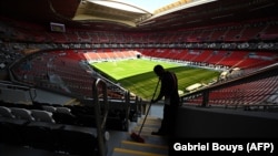 Tisztítják az Al Bayt Stadiont a katari Al Khor városban 2022. november 12-én