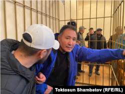 Нурлан Асанбеков үй камагына чыкканга чейин, сот залынан тартылган сүрөт. 11-ноябрь, 2022-жыл.