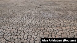 Tokë e thatë, si pasojë e motit të nxehtë.