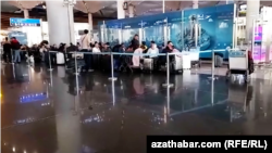 Регистрация на рейс из Турции в Туркменистан. Аэропорт Стамбула (архивное фото)