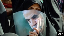 عکس قاسم سلیمانی در دست یک حامی حکومت