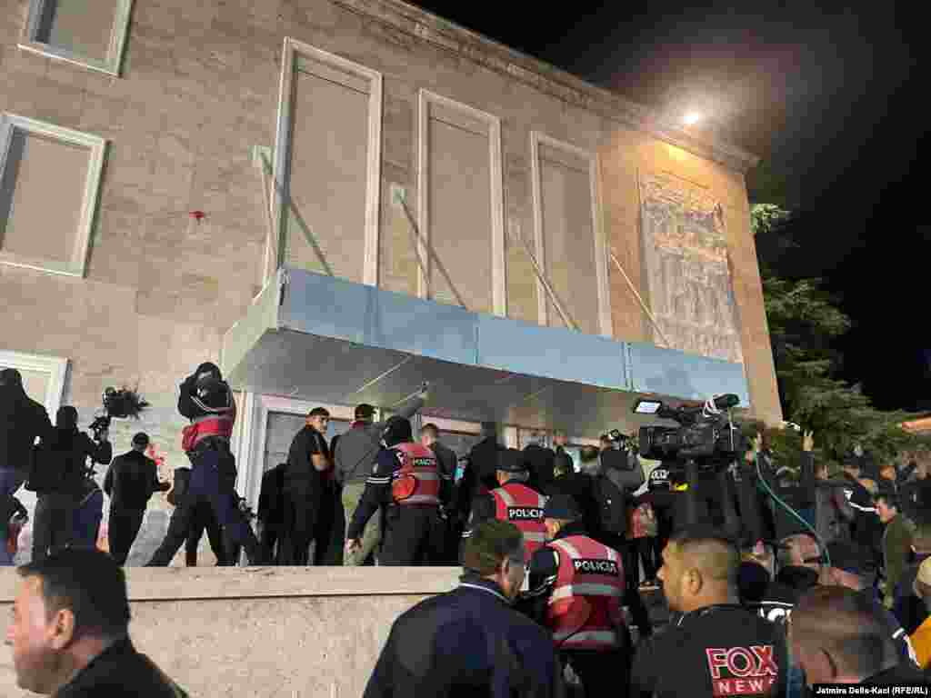 Pas përfundimeve të fjalimeve, pati tensione mes protestuesve dhe policisë. Protestuesit thyen kordonin e policisë, për të vendosur qirinj para ndërtesës së Qeverisë. Një person u shoqërua në stacionin policor.&nbsp;