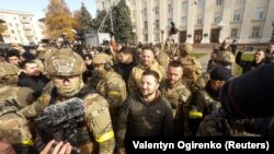 Predsjednik Volodimir Zelenski s ukrajinskim vojnicima u Hersonu 14. novembra.