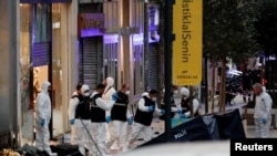 Policia turke në vendin ku ndodhi sulmi në Stamboll më 13 nëntor. 