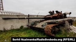 Аэропорт Херсона и уничтоженная российская техника рядом с аэропортом, Чернобаевка, 13 ноября 2022 года