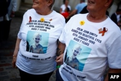 Rudele unui băiat care a murit în 1990 la doar 7 ani, după ce a fost infectat cu HIV/SIDA și hepatită C în urma unei transfuzii de sânge, s-au aflat în fața palatului Westminster pentru a fi martori la publicarea raportului Langstaff.