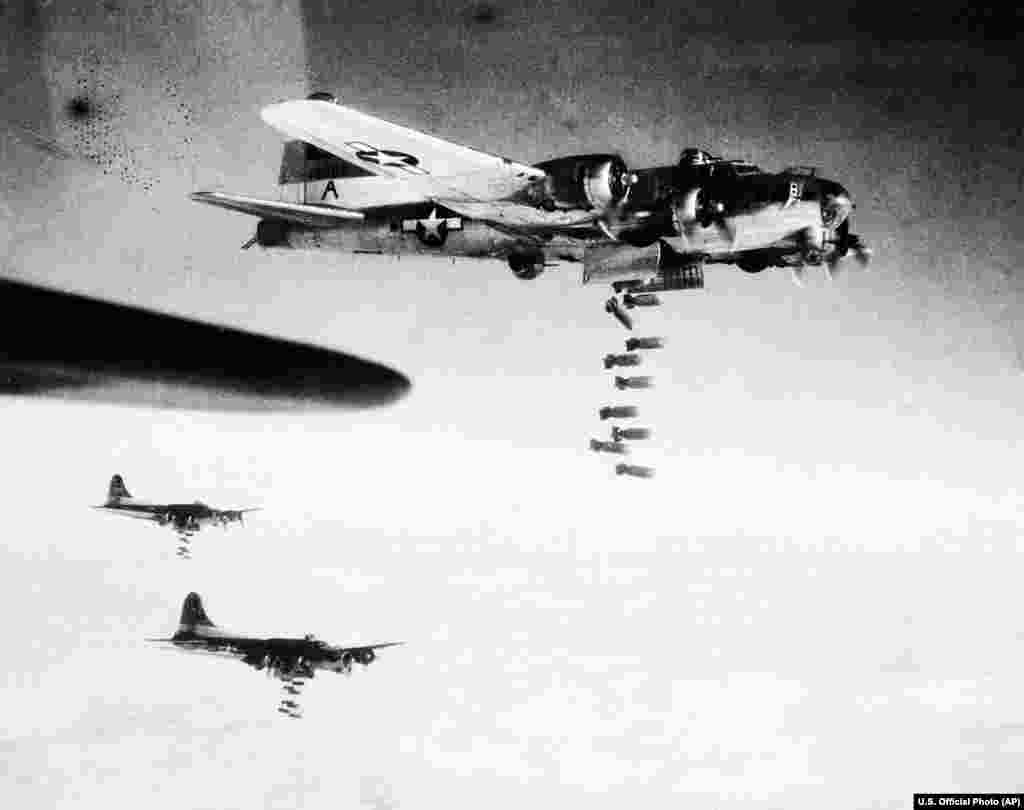 Au urmat alte bombardamente, a doua zi, inclusiv 311 de avioane americane Boeing B-17.