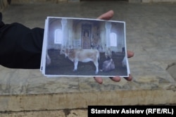 На фото – мечеть в Агдамі, яку вірмени перетворили на хлів для худоби