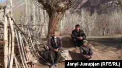 Жерге-Тал аймагынын Деп-Шаар айылынын тургундары. Фото: Жаңыл Жусупжан.