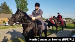 Причиной конфликта послужил запрет жителей балкарского Кенделена на проезд через селение кабардинской конной группы к горе Канжал