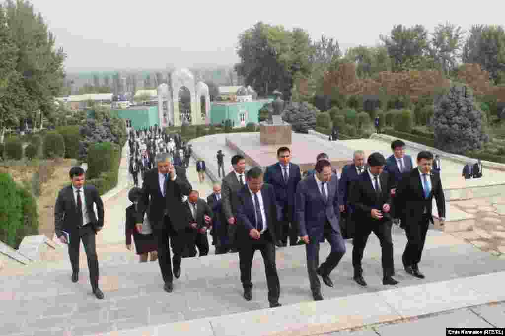 Ташкенттин өзүнүн атайын чакыруусу менен барган кыргыз делегациясын &ldquo;Достук&rdquo; чек ара бекетинде Өзбекстандын премьер-министринин орун басары Адхам Икрамов башында турган расмий өкүлдөр тосуп алды. Биринчи вице-премьер-министр Мухамметкалый Абулгазиев, Ош, Жалал-Абад жана Баткен облустарынын жетекчилери, маданий ишмерлер жана улуттук борборлордун башчылары болуп, Кыргызстандан&nbsp;жалпы 130 адам барды. Аларды өткөрмө пункттан ары өзбек тарап төрт-беш автобуска салып алып кетти.