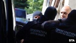 Снимка от акцията в петък. Вижда се лицето на прокурора от Специализираната прокуратура и доскоро неин ръководител Димитър Франтишек