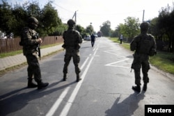 Солдати патрулюють вулицю у Вириках після порушення польського повітряного простору під час атаки РФ на Україну. Польща, 10 вересня 2025 року