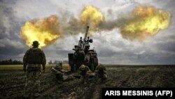 Українські військовослужбовці ведуть вогонь із французької 155 мм САУ Caesar (Цезар) по позиціях російських військових. Донеччина, 15 червня 2022 року 