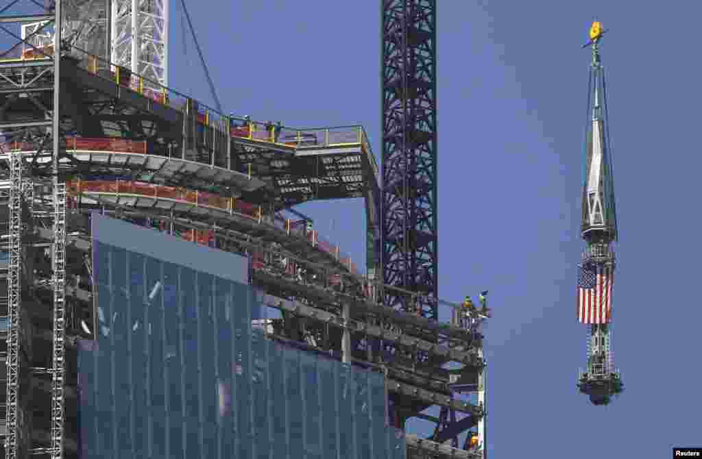 На вершині 541-метрової споруди в травні 2013 року встановили шпиль