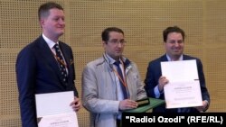 Награждение Бузургмехра Ёрова, адвоката таджикских заключенных. Варшава,  18 сентября 2019 года