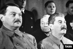 ანდრეი ჟდანოვი - ლენინგრადის საოლქო კომიტეტის პირველი მდივანი ბლოკადის დროს (მარცხენა) და იოსებ სტალინი