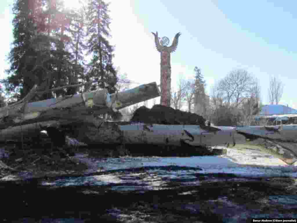 На заднем плане - памятник героям апрельских событий 2010 года. Его возведение обошлось в 3,8 миллиона сомов.