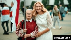 Активістка Ніна Багінська (л), Мінськ, Білорусь, 22 серпня 2020 року