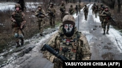 Ushtarët ukrainas ecin në rrugë drejt bazës së tyre pranë vijës së frontit në rajonin e Donjeckut, më 4 shkurt 2023