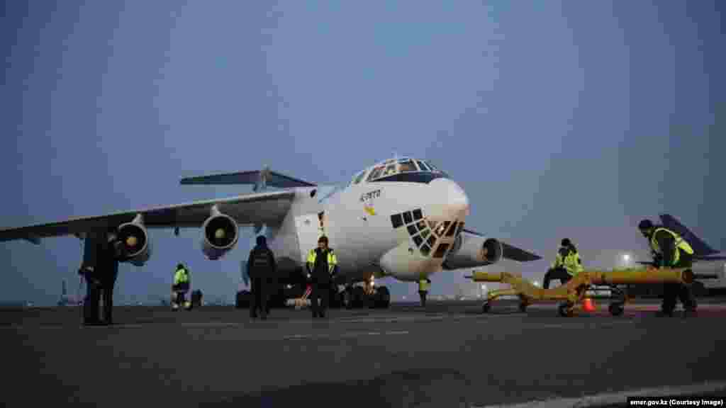 Министерство по чрезвычайным ситуациям Казахстана сообщило утром 7 февраля, что группа спасателей вылетела из Алматы в Турцию для участия в ликвидации последствий землетрясения. Ведомство не привело данных о количестве отправленных специалистов