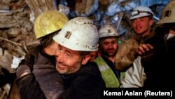 Spasioci slave pronalazk preživelih u Hataju, 12. februara