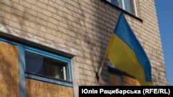 Херсондогу айылдык эмканалардын бирине илинген украин желеги.