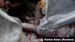 Stanovnik turskog grada Hataja, 35-godišnji Gokhan Ugurlu, izvučen je ispod ruševina pod kojima je proveo šest dana sa 11-godišnjom kćerkom Zeynep Ugurlu