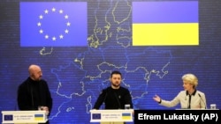 Президент України Володимир Зеленський (посередині), президент Європейської ради Шарль Мішель (ліворуч) і голова Єврокомісії Урсула фон дер Ляєн на пресконференції після саміту Україна-ЄС. Київ, 3 лютого 2023 року