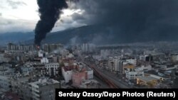 Nemzetközi mentőcsapatok sietnek Törökországba és Szíriába a pusztító földrengés után