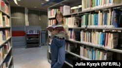 «По-справжньому стало страшно лиш у Швеції – там, де нема реальної небезпеки, увімкнувся мозок, і почалось усвідомлення усього пережитого досвіду», – каже 17-річна біженка з України Дарія Воловик