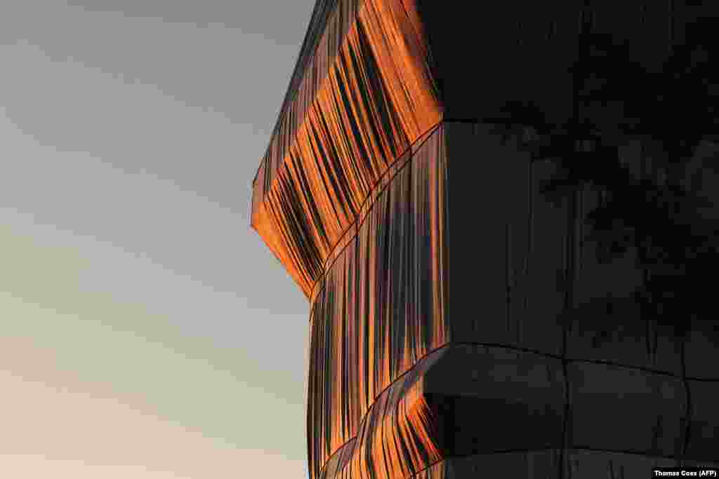 Napfényben fürdik a becsomagolt Diadalív egyik sarka. Christo a halála előtt hónapokig egy újabb grandiózus installációt tervezett, amelynek kivitelezése most már Javacsovra fog maradni. Történetesen egy, a gízainál is magasabb piramis építése olajhordókból Abu-Dzabiban