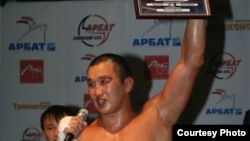 Руслан Абасов жеңиштен кийин. (качан тартылганы белгисиз)